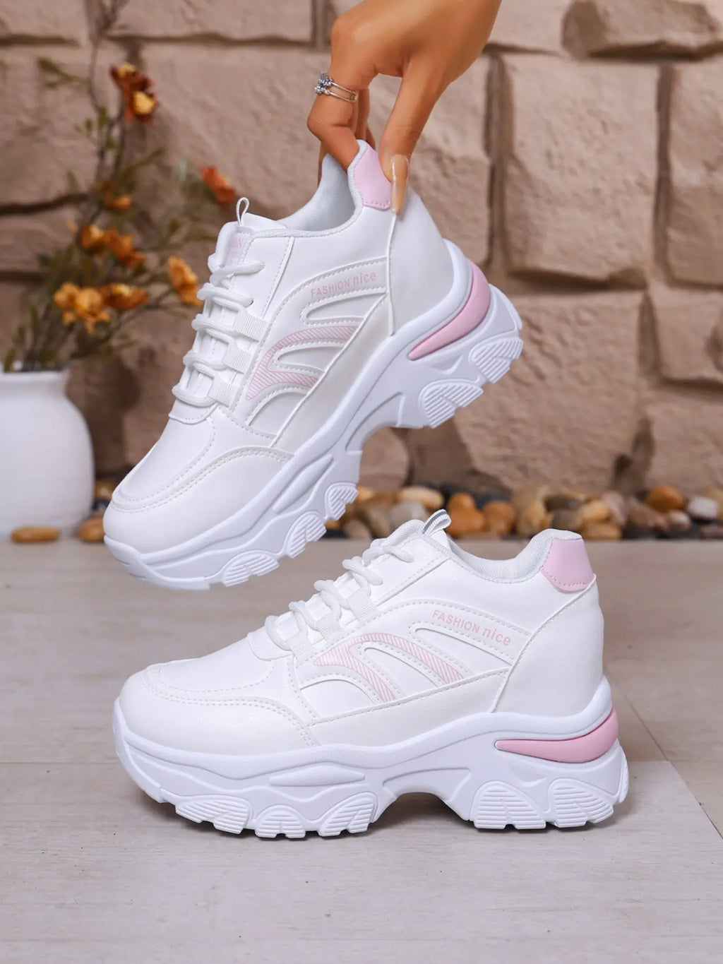 White Platform Casual Shoes Designed for Women, Featuring a Non-Slip Thick Sole, Breathable and Comfortable, Suitable for Daily Wear, Dates, and Street Style Outfits, Versatile and Durable for All Seasons.