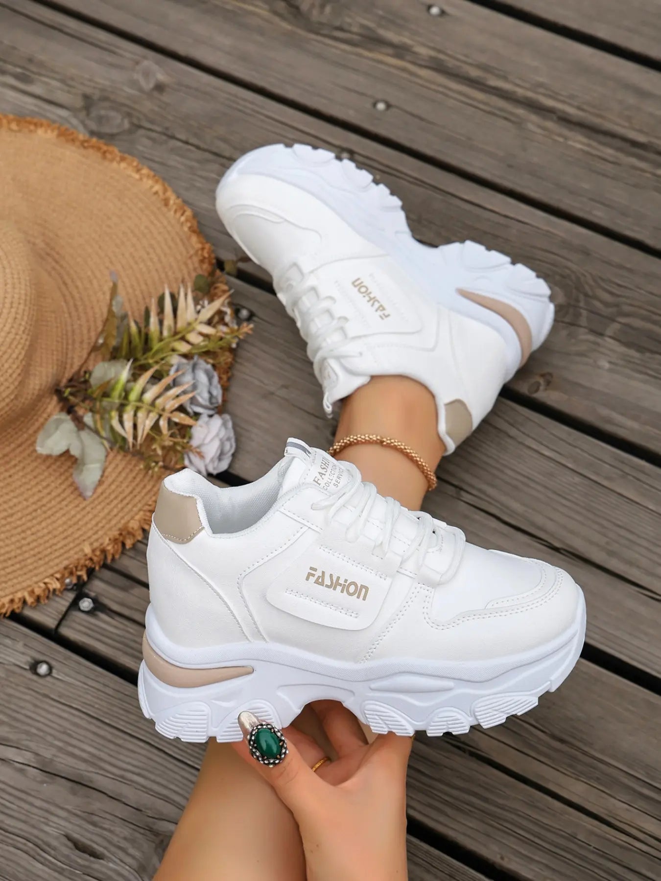 White Platform Casual Shoes Designed for Women, Featuring a Non-Slip Thick Sole, Breathable and Comfortable, Suitable for Daily Wear, Dates, and Street Style Outfits, Versatile and Durable for All Seasons.