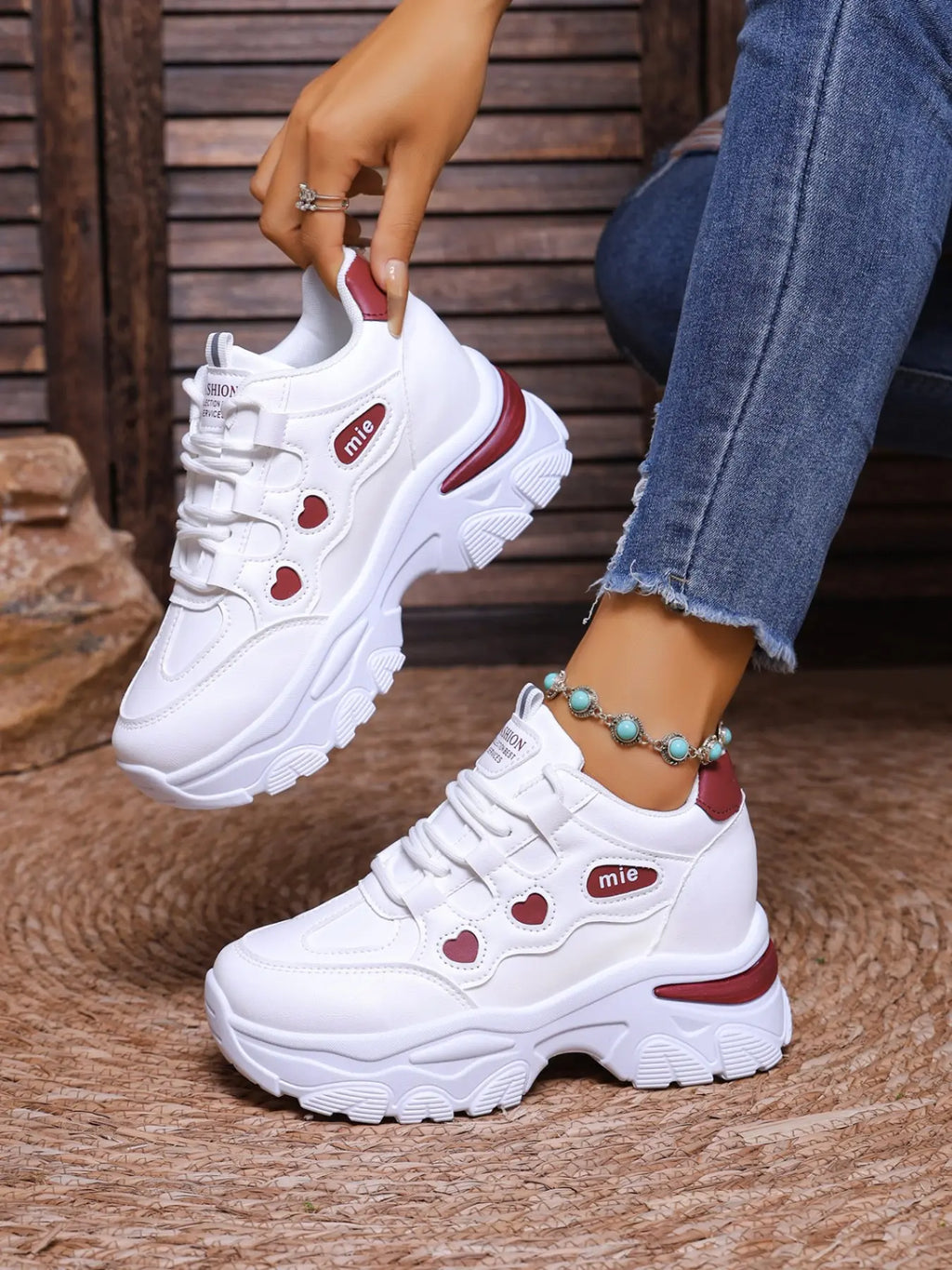 White Platform Casual Shoes Designed for Women, Featuring a Non-Slip Thick Sole, Breathable and Comfortable, Suitable for Daily Wear, Dates, and Street Style Outfits, Versatile and Durable for All Seasons.