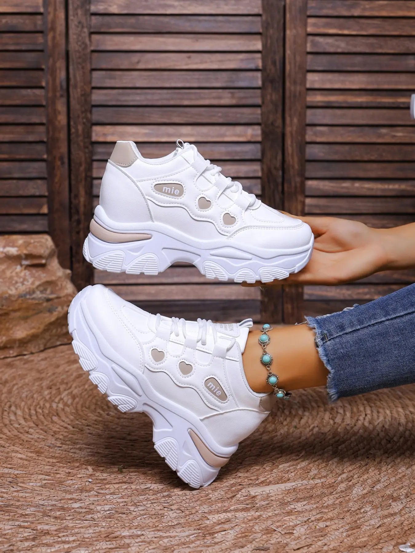 White Platform Casual Shoes Designed for Women, Featuring a Non-Slip Thick Sole, Breathable and Comfortable, Suitable for Daily Wear, Dates, and Street Style Outfits, Versatile and Durable for All Seasons.